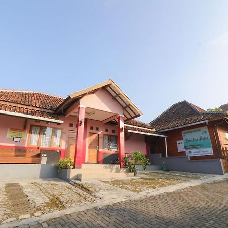 Lembur Incu Syariah Villa & Resto Lembang Exteriör bild